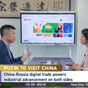 Кадр из репортажа CGTN: Сунь Тяньшу презентует платформу КИФА в пекинском офисе компании