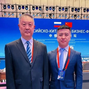 Председателем Китайской Торговой Палаты по импорту и экспорту машиностроительной и электронной продукции Чжан Юйцзин и Председатель QIFA Сунь Тяньшу (слева направо)