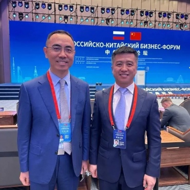 Директор департамента развития инвестиций Китайской Торговой Палаты по импорту и экспорту машиностроительной и электронной продукции Шэн Гофэй и Председатель QIFA Сунь Тяньшу (слева направо)